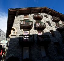 Hotel Dolonne di Courmayeur, in Valle d'Aosta. Facciata esterna
